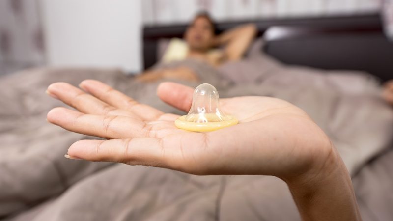 Togliere il preservativo senza consenso nel bel mezzo di una relazione è anche un reato di abusi sessuali
