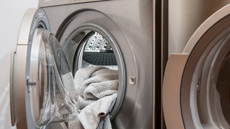 I primi quattro errori che fanno puzzare i vestiti fuori dalla lavatrice